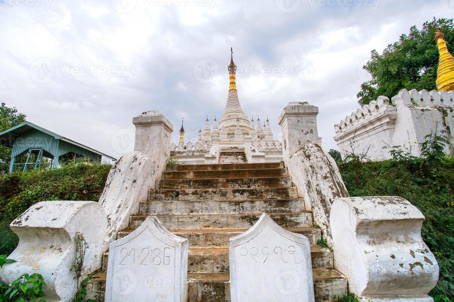 Monasterio maha aungmye bonzan, comúnmente conocido como el monasterio de ladrillos me nu, un monasterio budista histórico en inwa, región de mandalay, myanmar foto