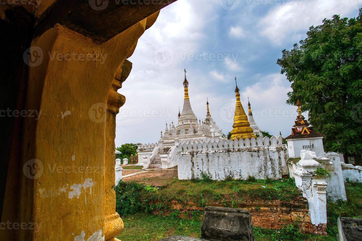 Monasterio maha aungmye bonzan, comúnmente conocido como el monasterio de ladrillos me nu, un monasterio budista histórico en inwa, región de mandalay, myanmar foto