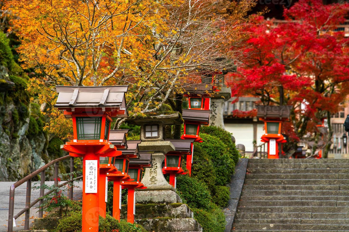 escena otoñal de kurama-dera, un templo situado en la base del monte kurama en el extremo norte de la prefectura de kyoto, kansai, japón foto