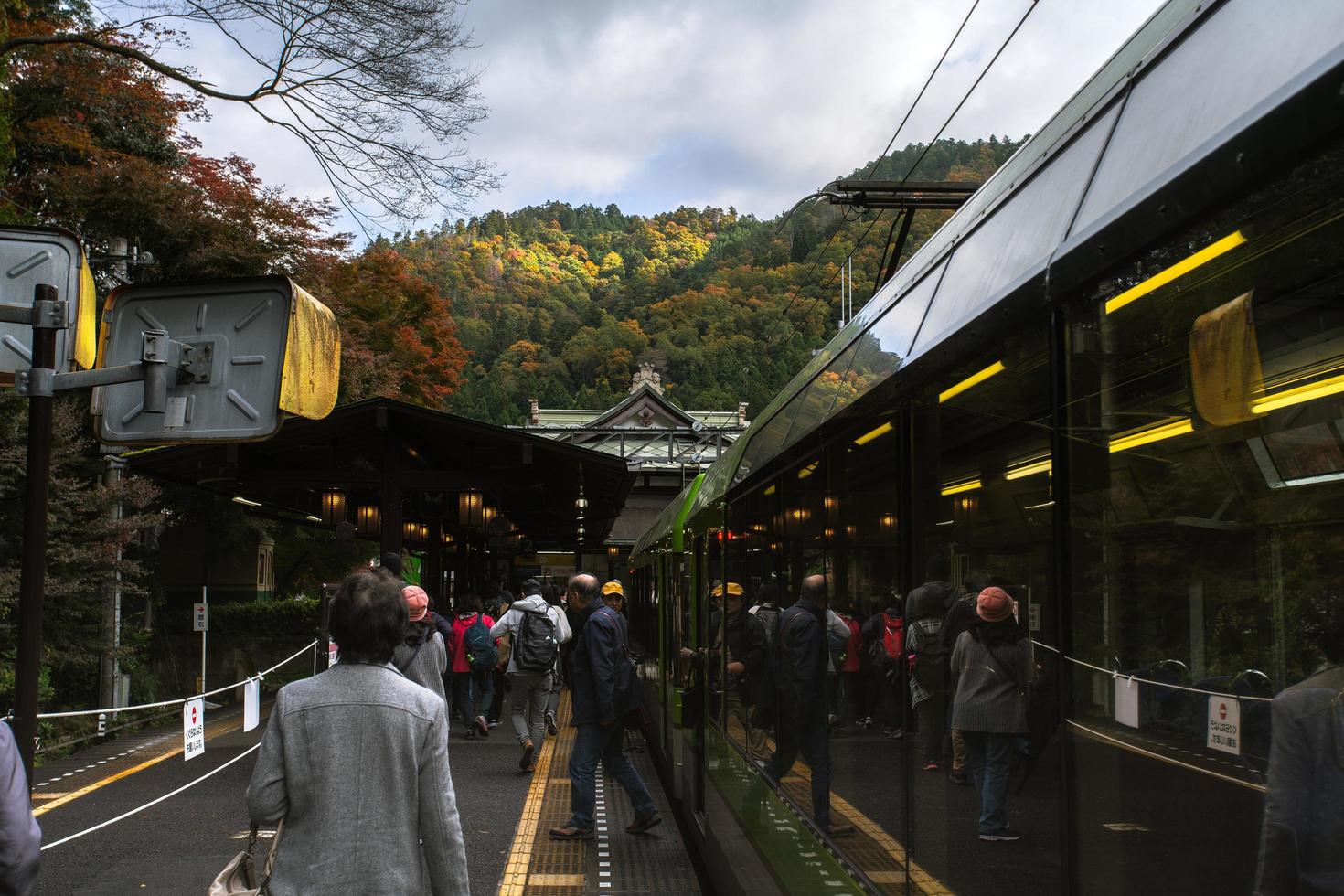 kurama, prefectura de kyoto, kansai, japón - 21 de noviembre de 2019 - turistas saliendo del tren en la estación de kurama, la última estación de la línea kurama del ferrocarril eizan foto