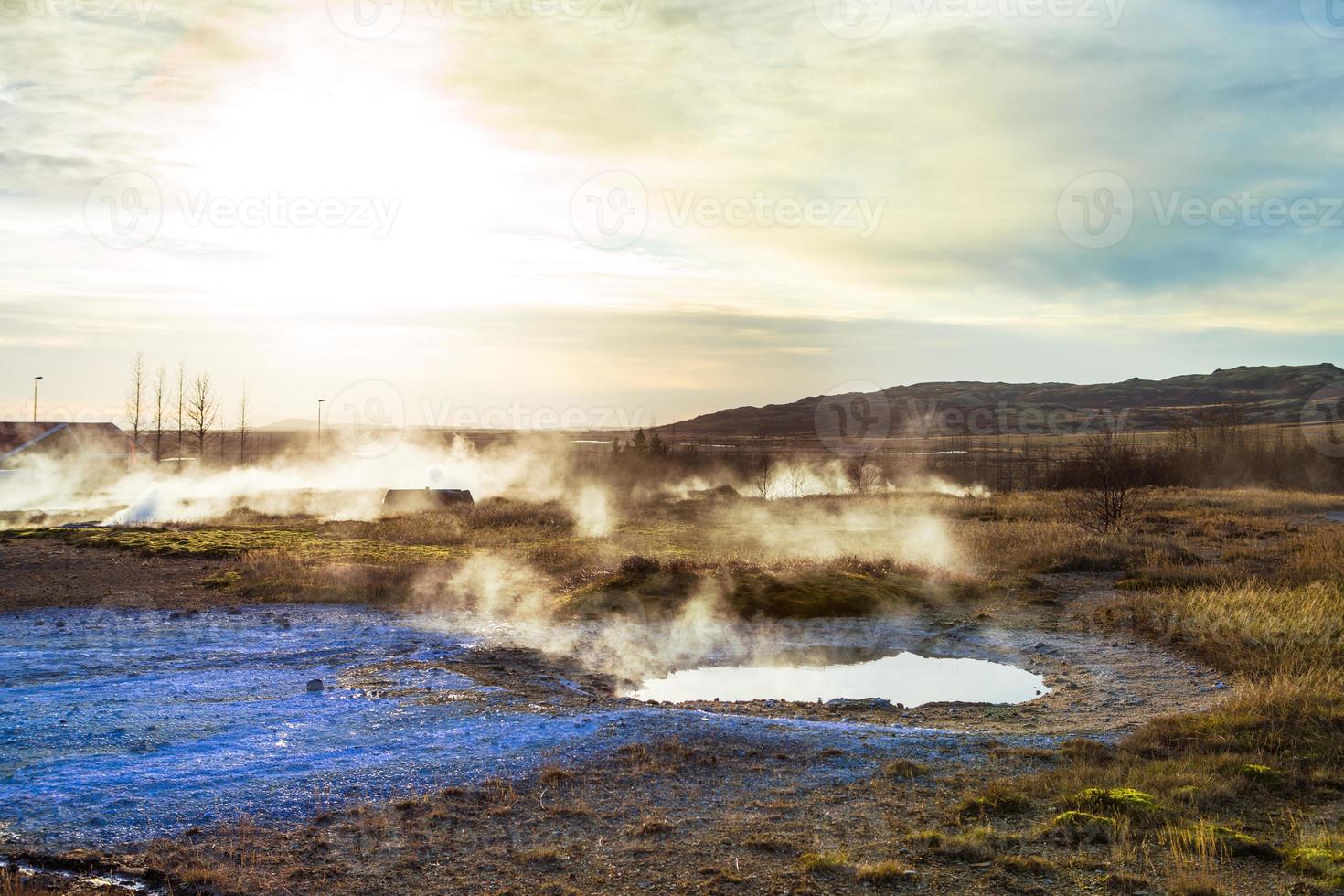 strokkur, uno de los géiseres más famosos ubicado en un área geotérmica junto al río hvita en la parte suroeste de islandia, entra en erupción una vez cada 6-10 minutos foto