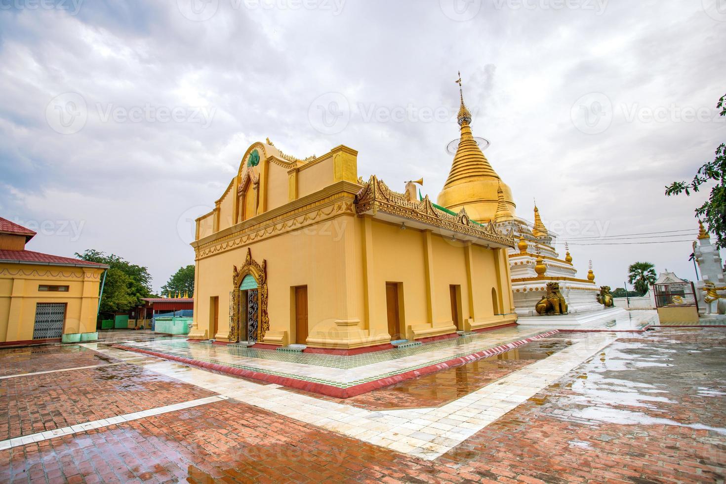 Monasterio maha aungmye bonzan, comúnmente conocido como el monasterio de ladrillos me nu, un monasterio budista histórico en inwa, región de mandalay, myanmar foto