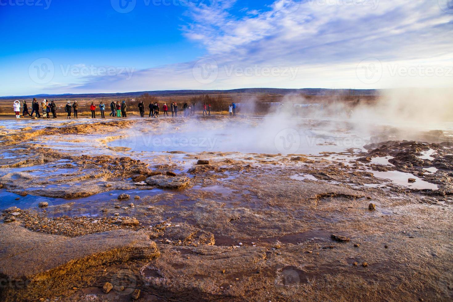 strokkur, uno de los géiseres más famosos ubicado en un área geotérmica junto al río hvita en la parte suroeste de islandia, entra en erupción una vez cada 6-10 minutos foto