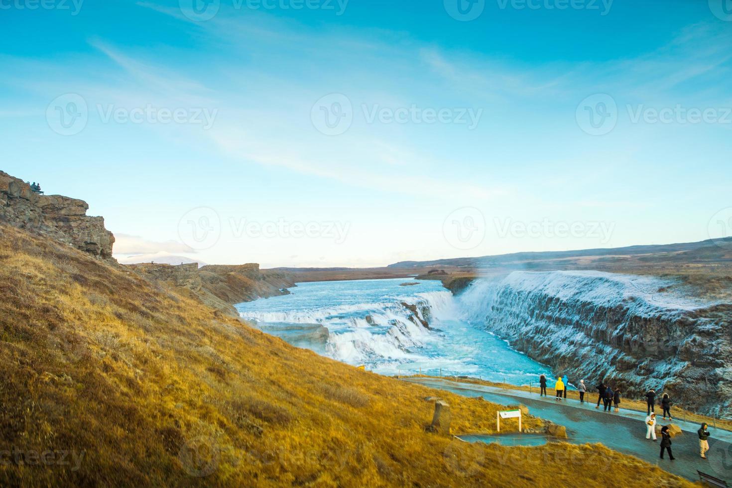 gullfoss, o caída dorada, una cascada donde forma parte del círculo dorado ubicado en el cañón del río olfusa en el suroeste de islandia foto