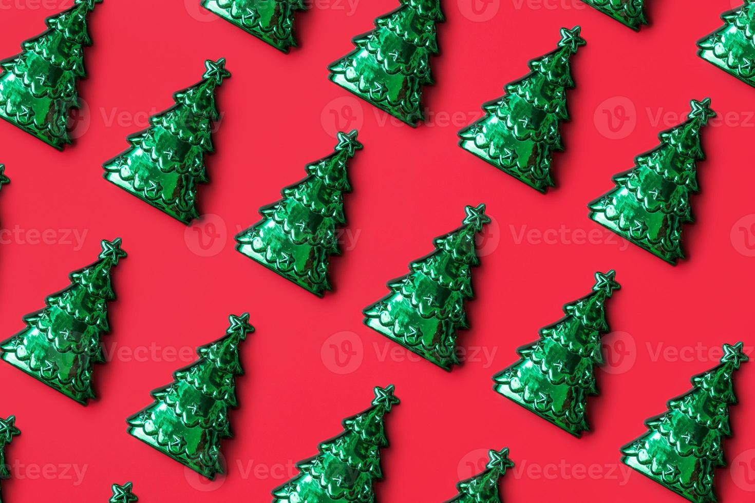 Green Christmas tree pattern minimal flatlay on red background new year holiday celebration concept photo