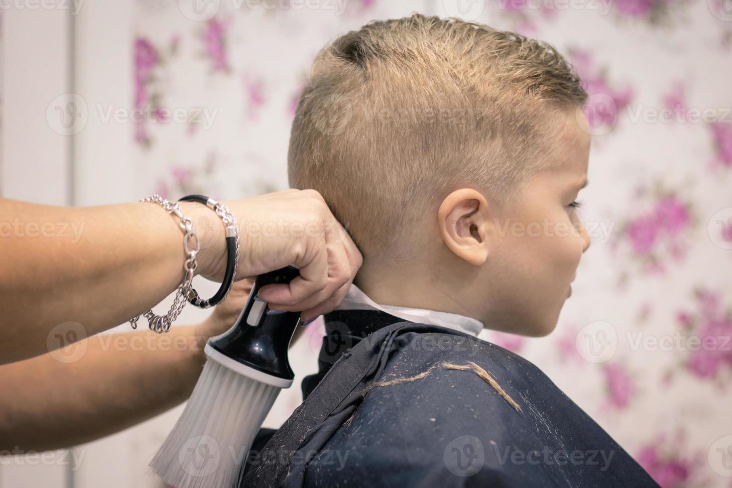 se hace el corte de pelo. foto