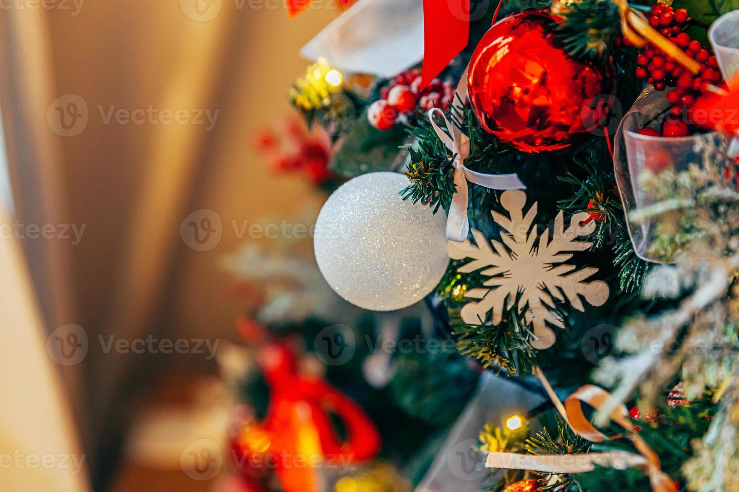 clásico navidad año nuevo decorado árbol de año nuevo con rojo y foto