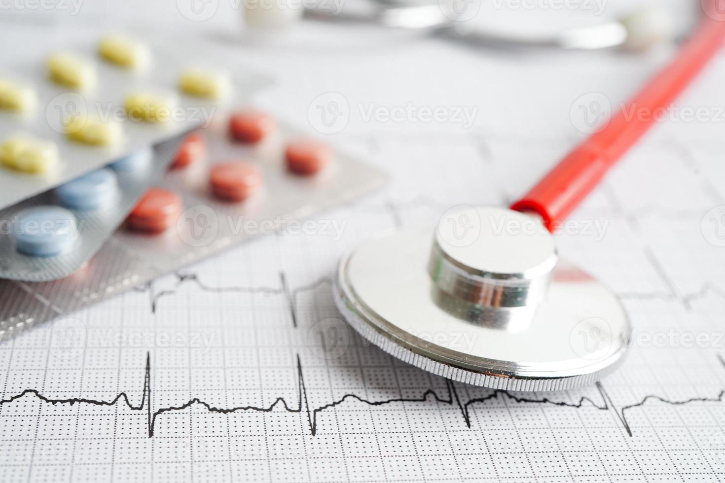 estetoscopio en electrocardiograma con droga, onda cardíaca, ataque cardíaco, informe de cardiograma. foto