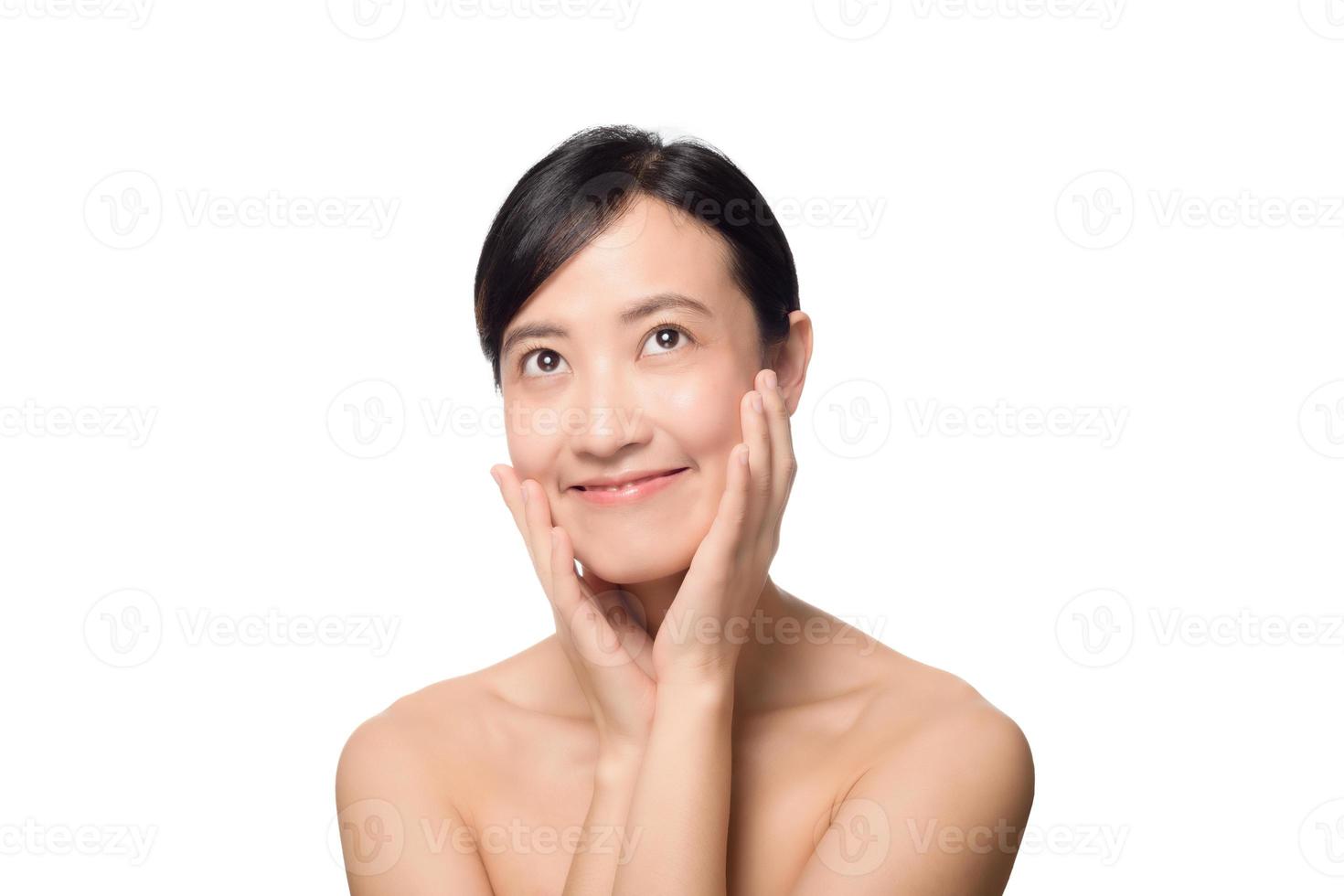 retratos de estudio de mujeres asiáticas aplicando sueros. foto