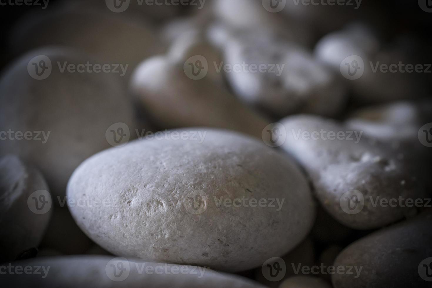 piedras de guijarros blancos en la playa de myrtos foto