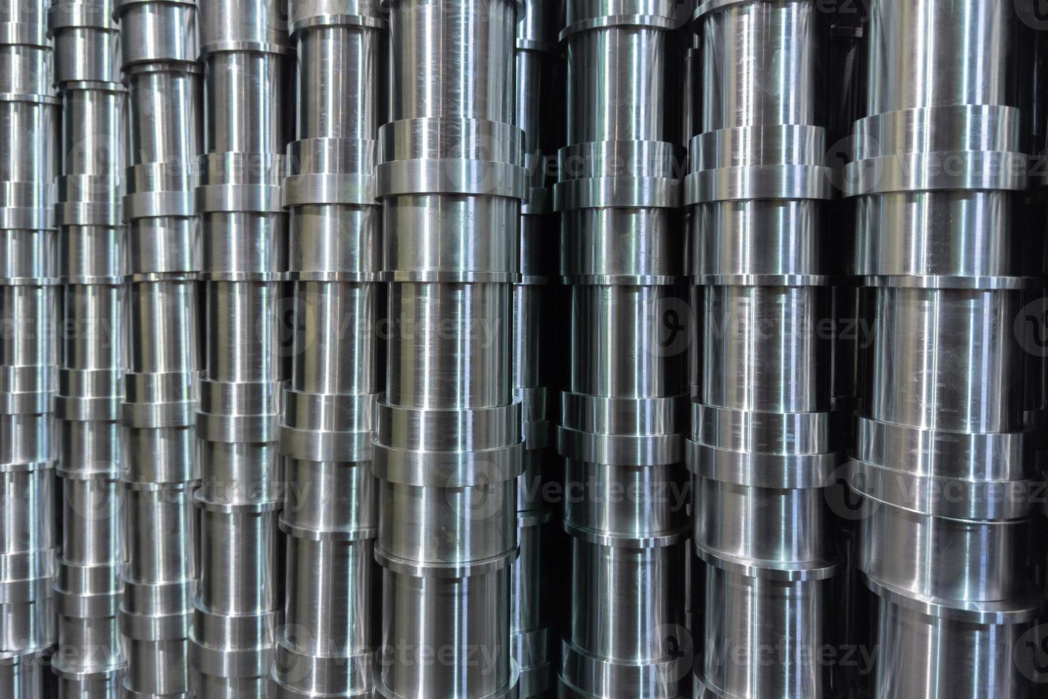 pila de producción de acero brillante fondo de fotograma completo con tubos mecanizados cnc foto