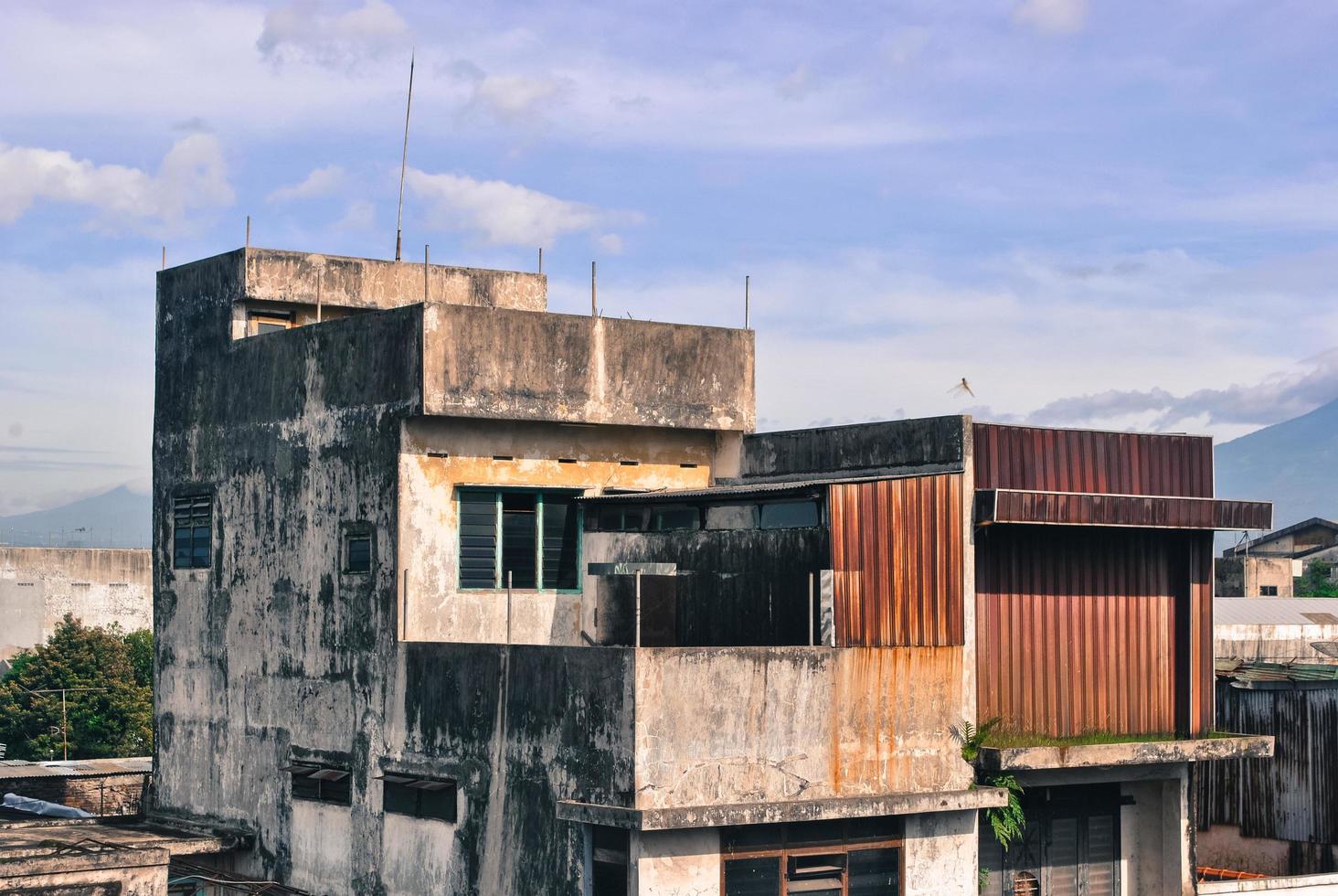 un edificio antiguo en medio de la ciudad de malang, indonesia foto