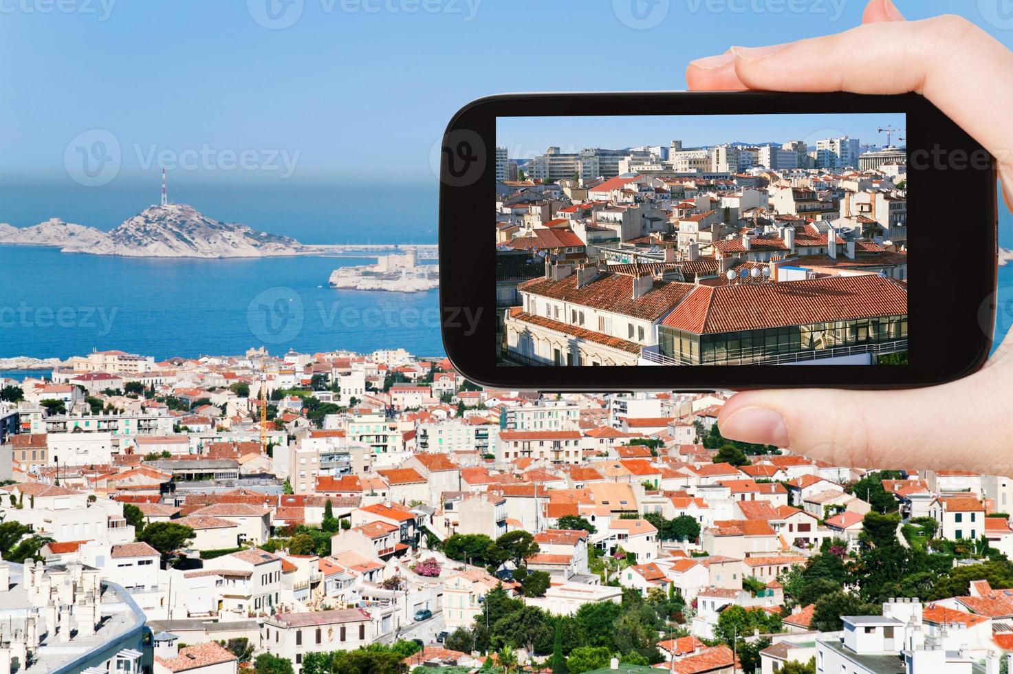 turista tomando una foto del horizonte de la ciudad de marsella