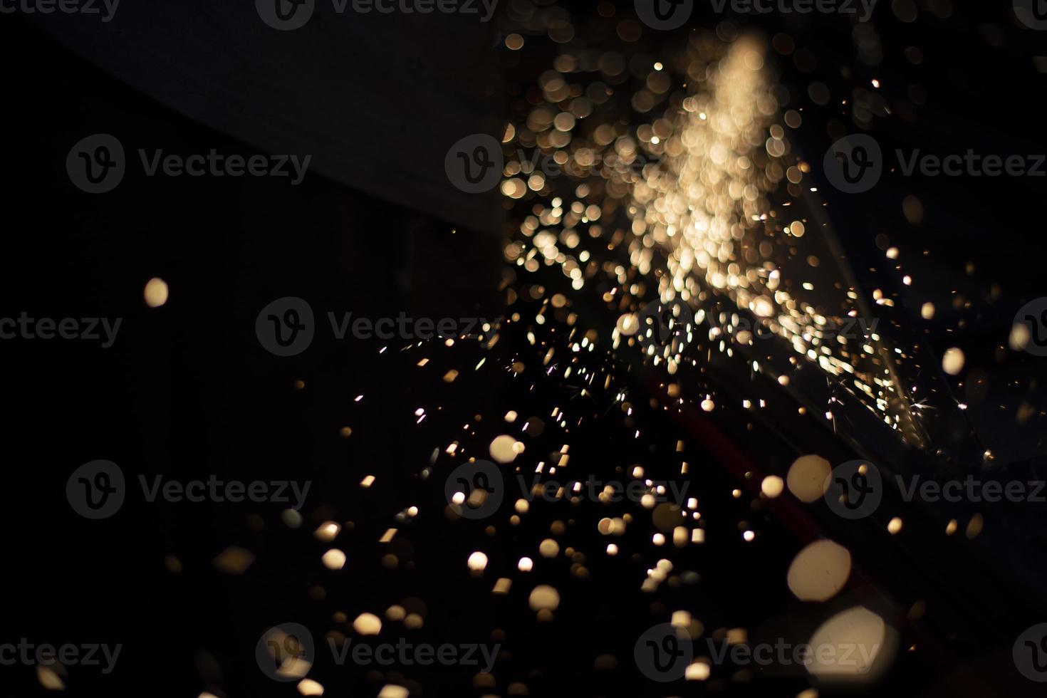 chispas en la oscuridad. luces de pulido de metal. detalles del trabajo del molinillo. foto