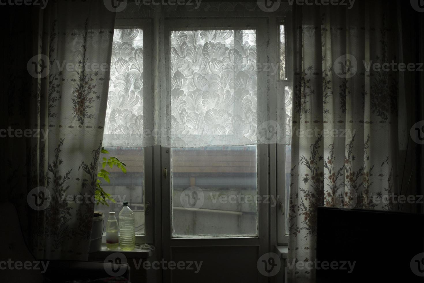 ventana en la habitación. cortinas en la ventana. foto