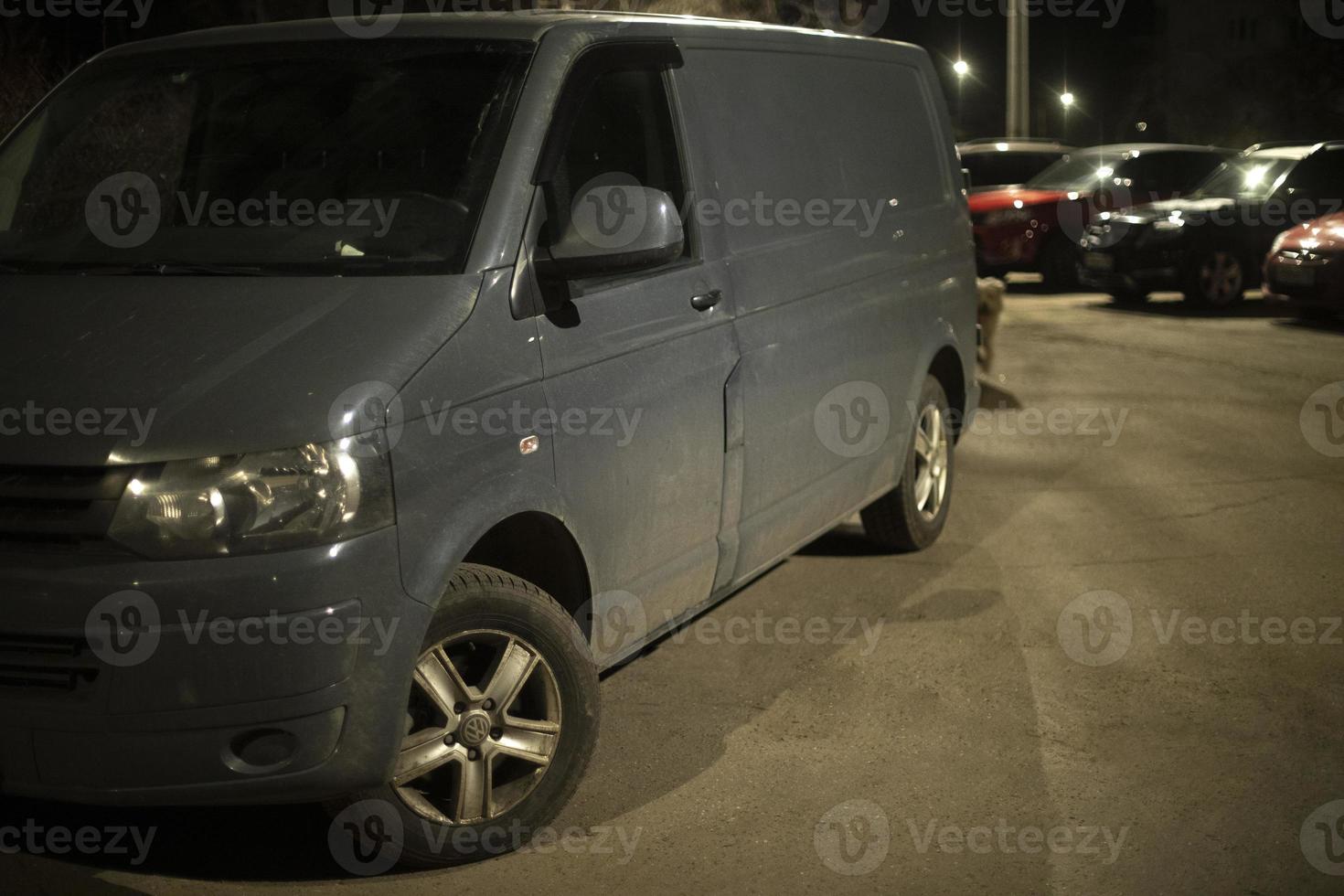 transportador en estacionamiento por la noche. furgoneta en la calle. foto