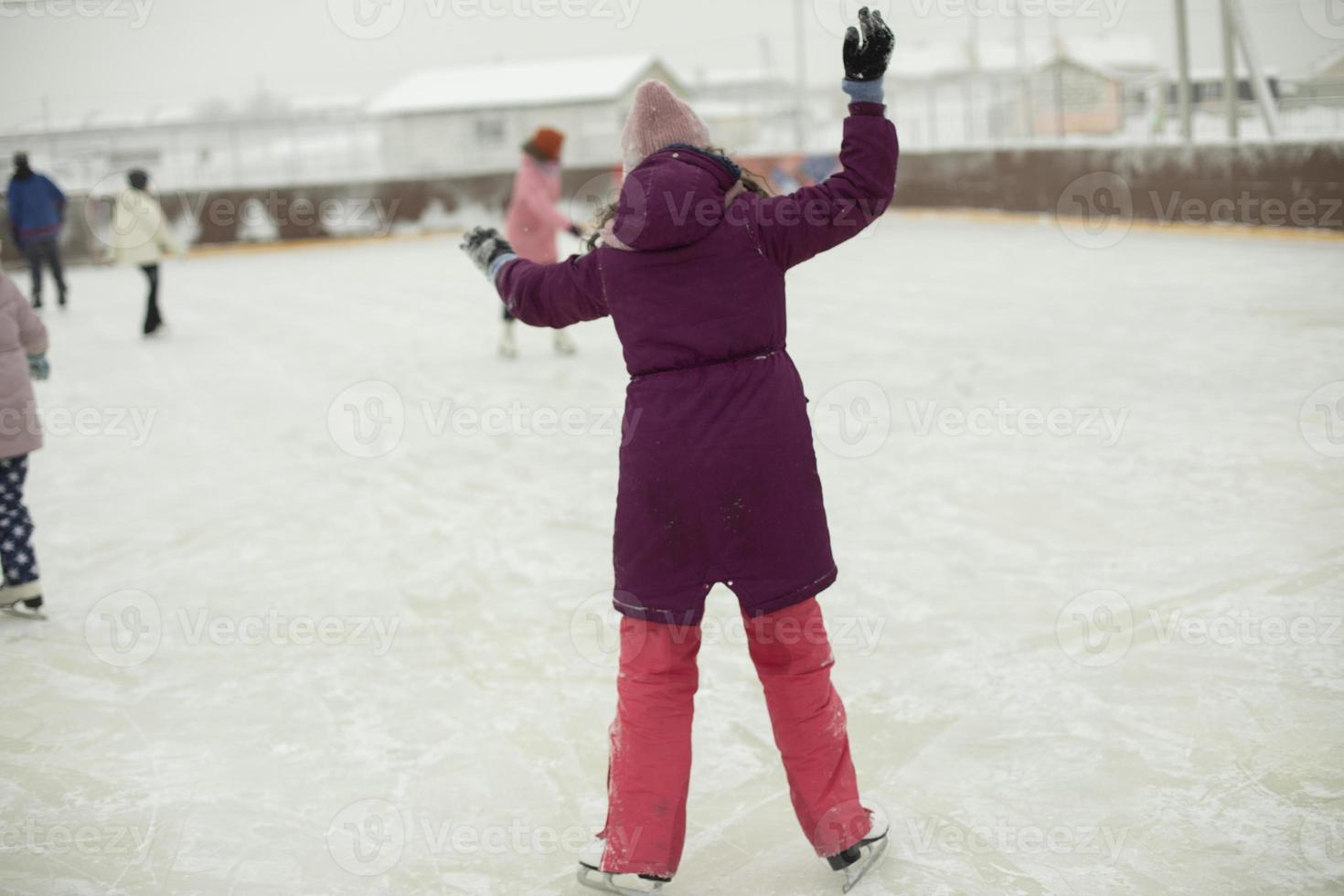 chica en patines. vacaciones de invierno. patinaje sobre hielo. detalles deportivos. ejercicio sobre hielo. foto