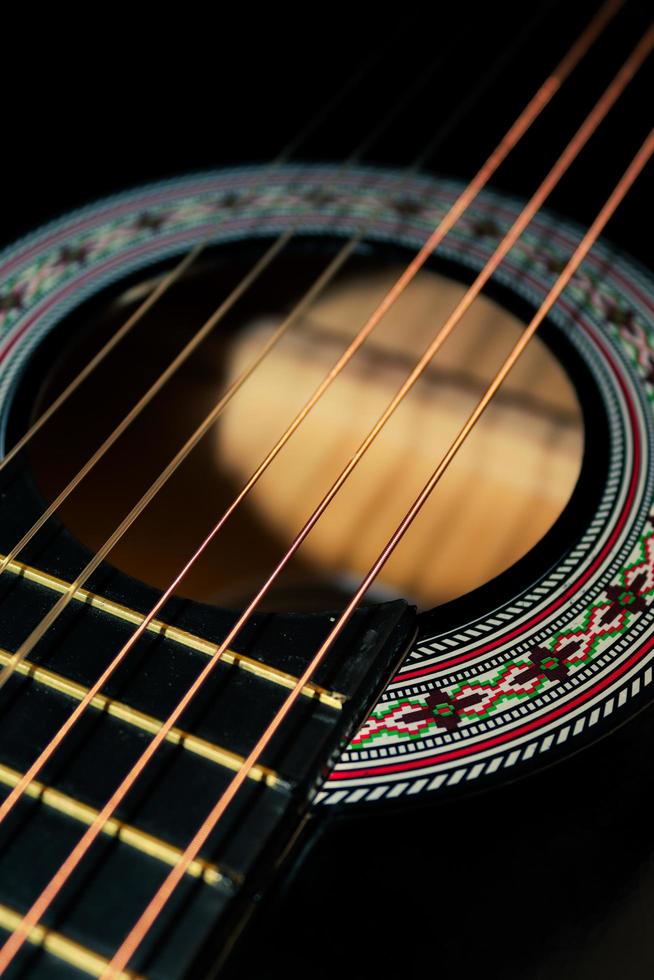 las cuerdas de una guitarra negra clásica foto