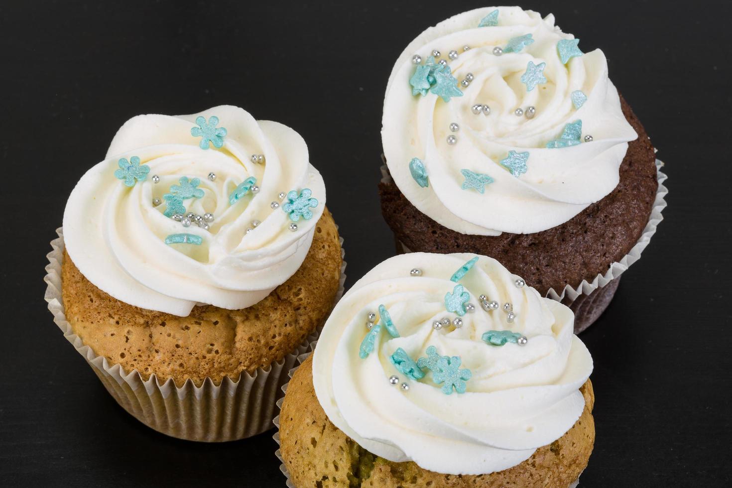 Cupcakes on wooden background 12685243 Stock Photo at Vecteezy