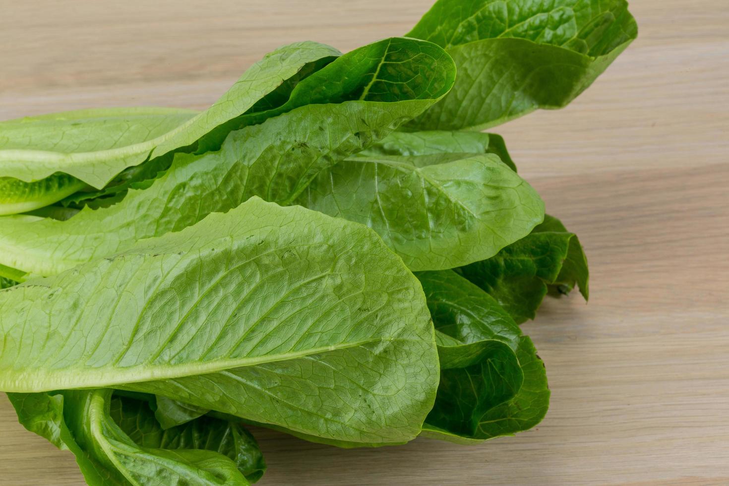 ensalada romana sobre fondo de madera foto