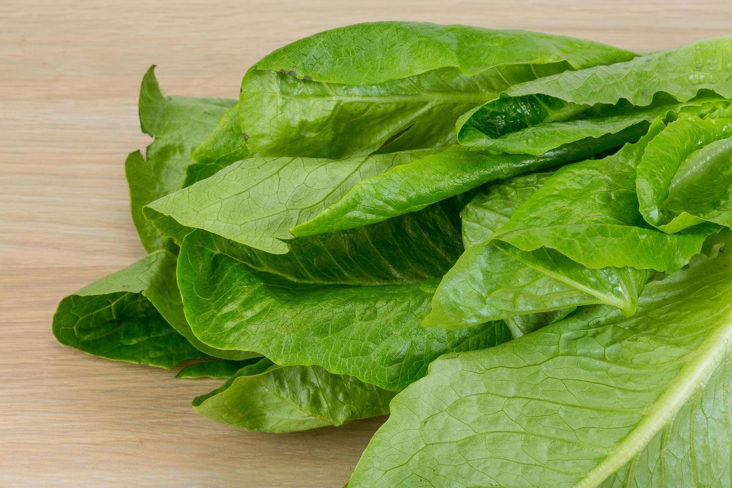 ensalada romana sobre fondo de madera foto