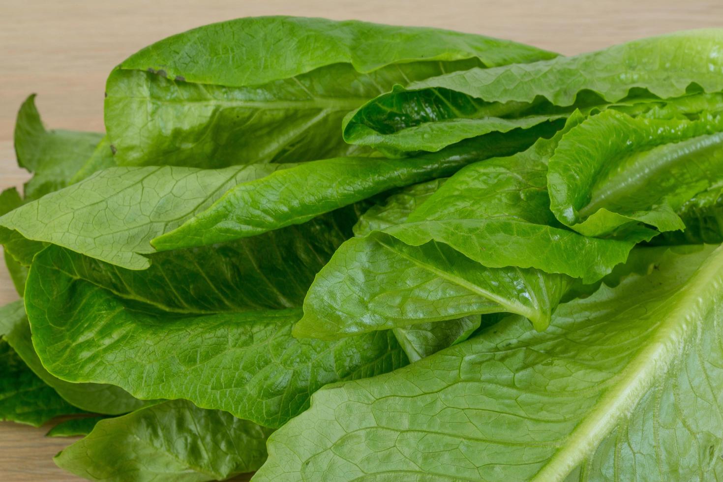 ensalada romana sobre fondo de madera foto