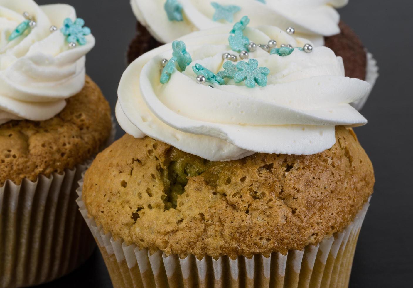 Cupcakes on wooden background 12686826 Stock Photo at Vecteezy