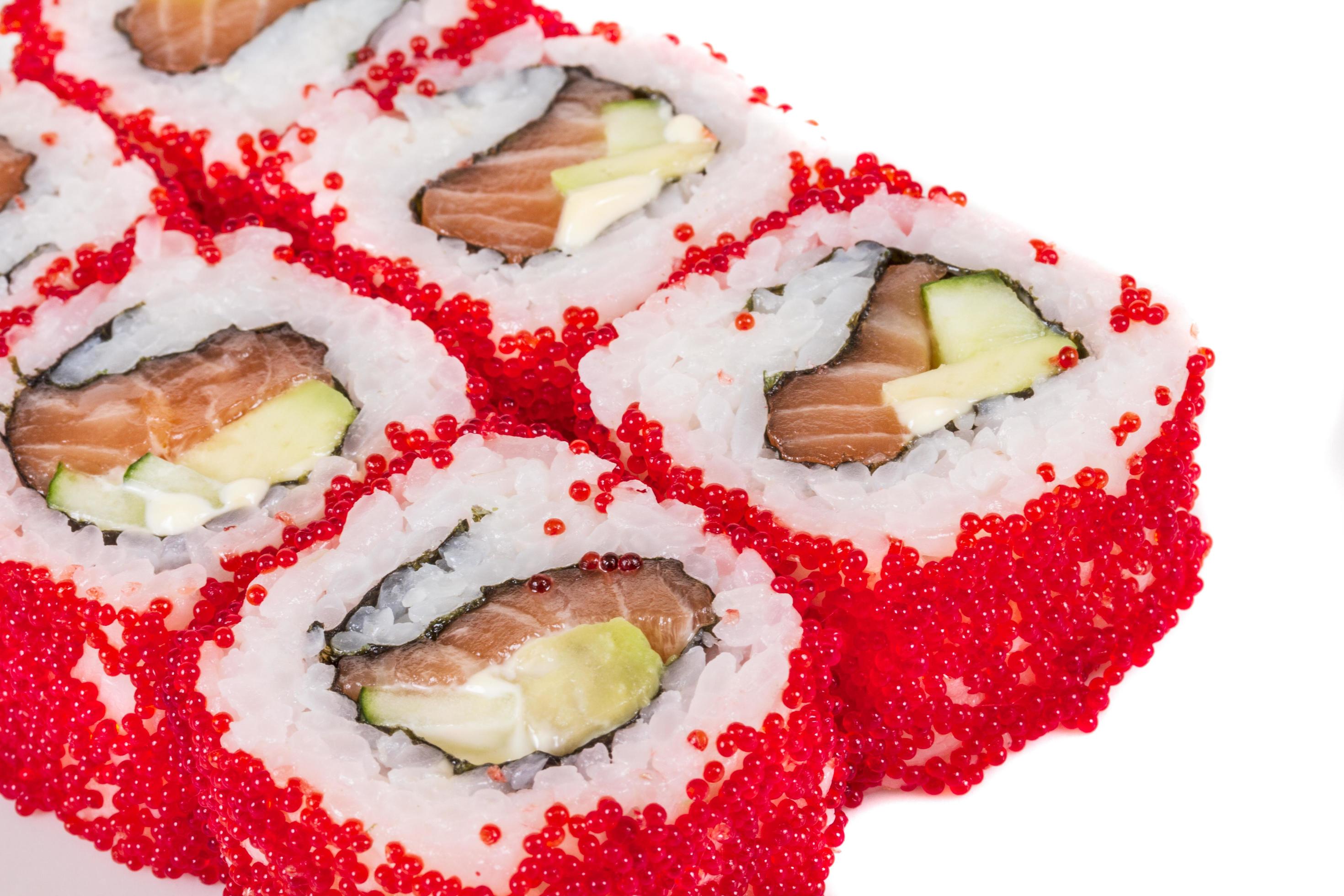 Tobiko Spicy Maki Sushi: rollo caliente con varios tipos de huevas de