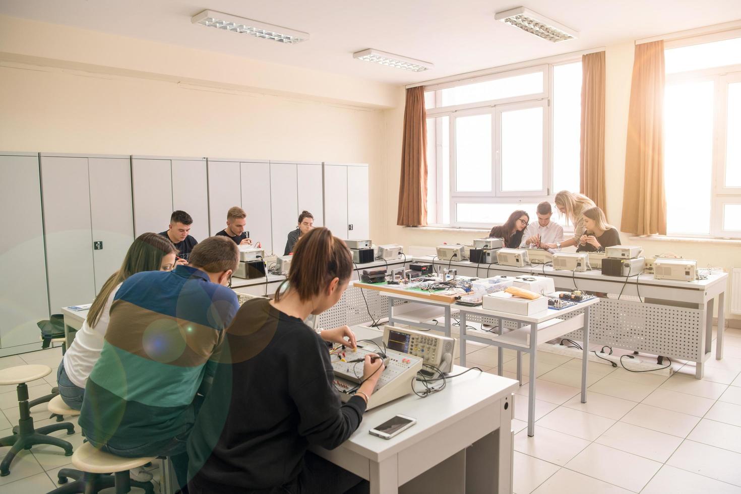 estudiantes practicando en el aula electrónica foto