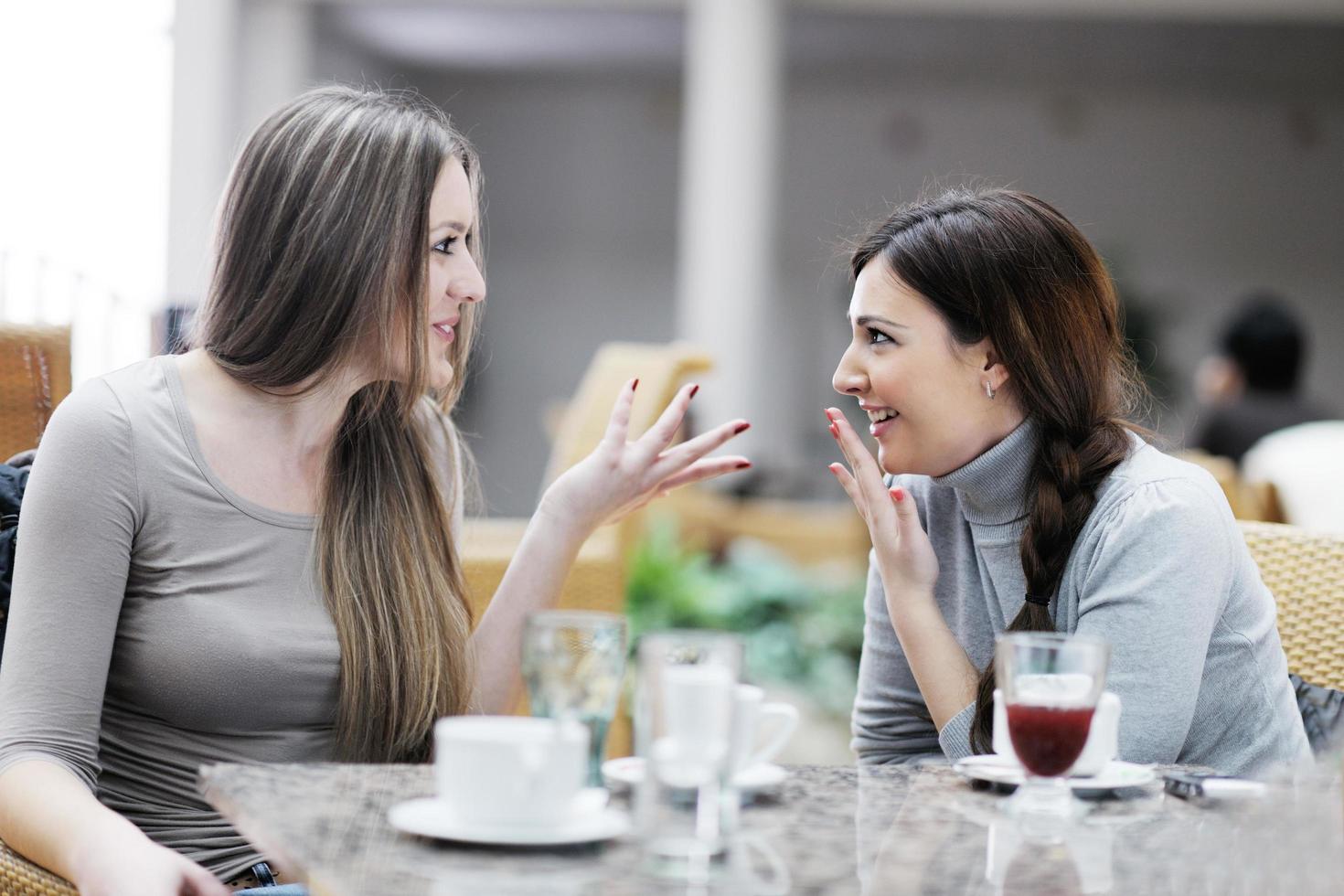 lindas mujeres sonrientes tomando un café foto