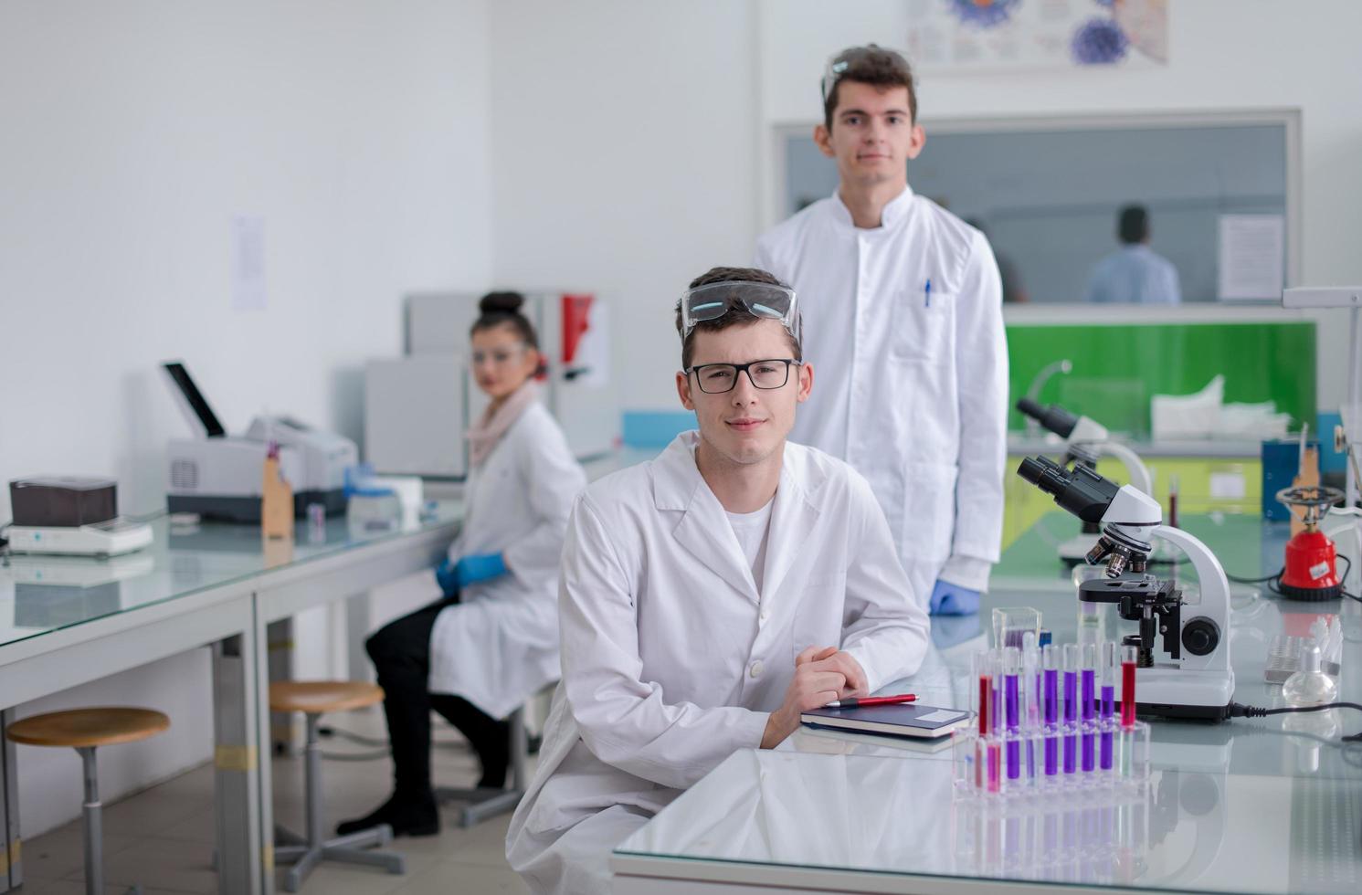 grupo de jóvenes estudiantes de medicina investigando foto