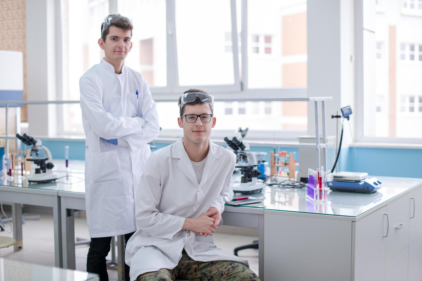 grupo de jóvenes estudiantes de medicina investigando foto