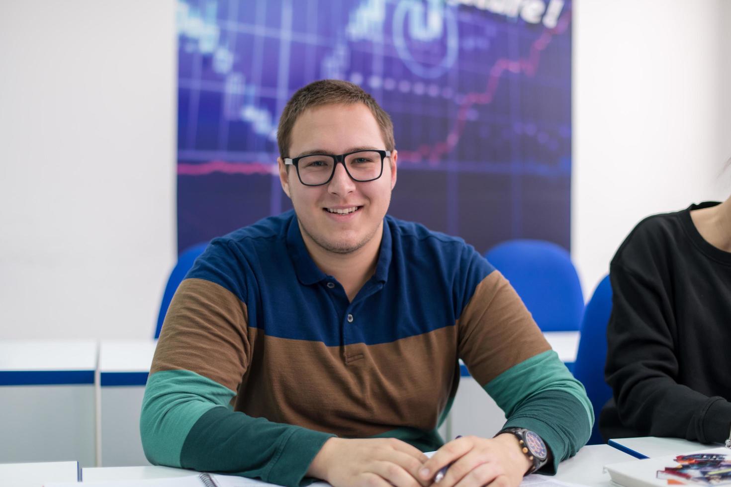 estudiante masculino escribiendo notas foto