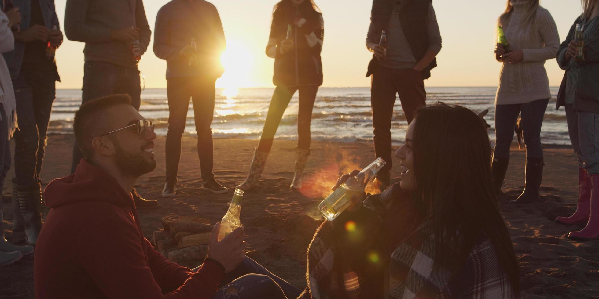 amigos divirtiéndose en la playa el día de otoño foto