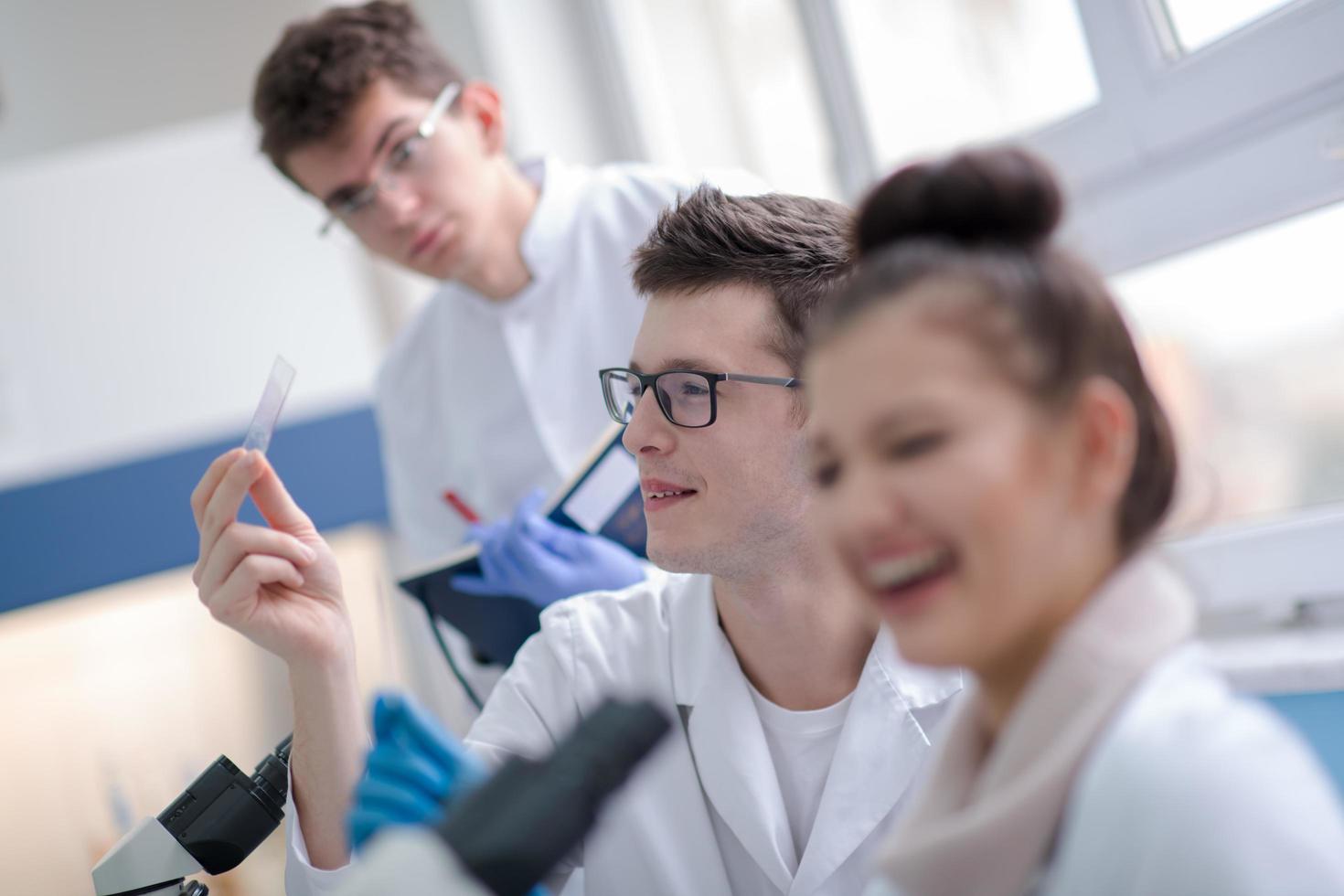 grupo de jóvenes estudiantes de medicina investigando foto