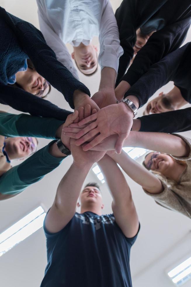 estudiantes celebrando proyecto terminado con éxito foto