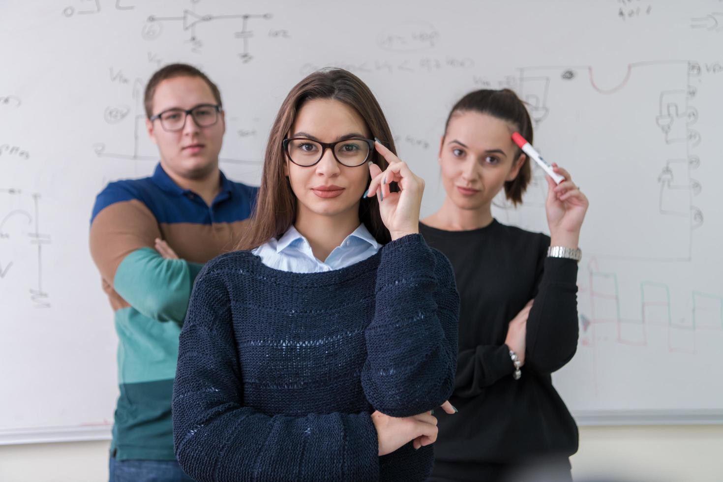 retrato de jóvenes estudiantes frente a la pizarra foto