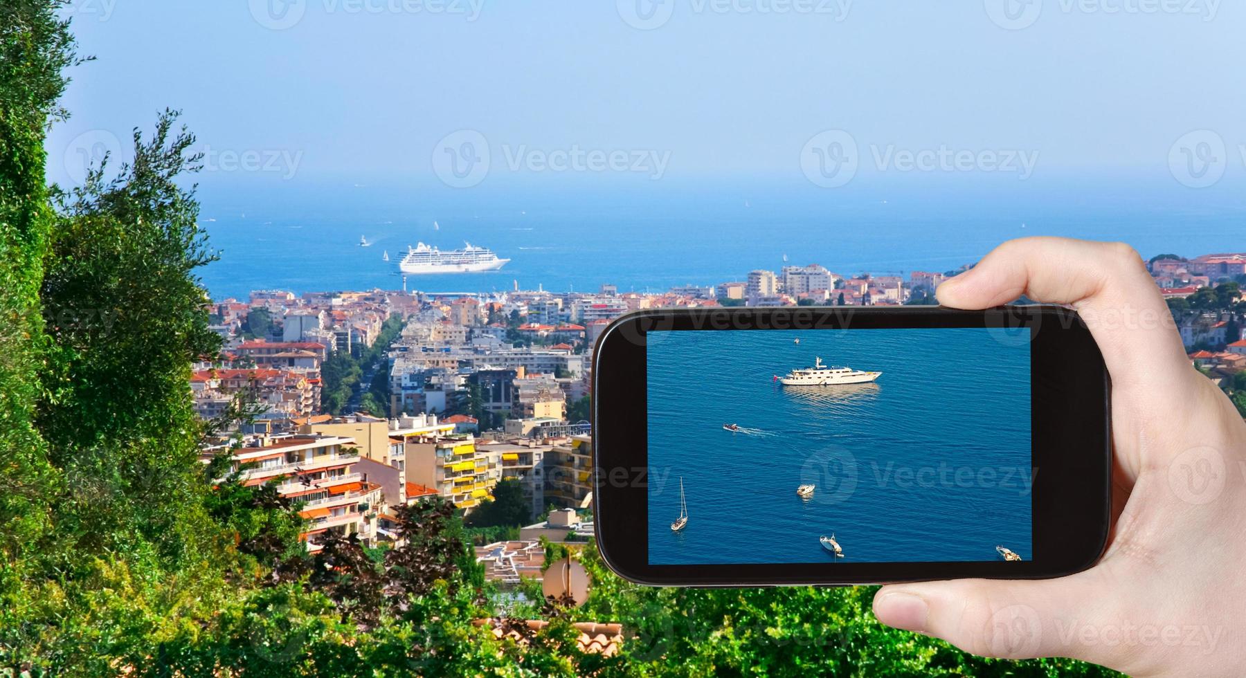 turista tomando fotos de barcos cerca de cannes