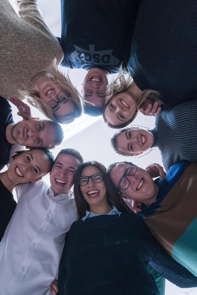 estudiantes celebrando proyecto terminado con éxito foto