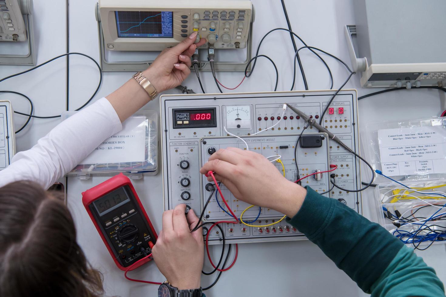 estudiantes practicando en la vista superior del aula electrónica foto