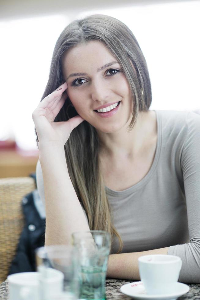 Retrato de una mujer joven y bella foto