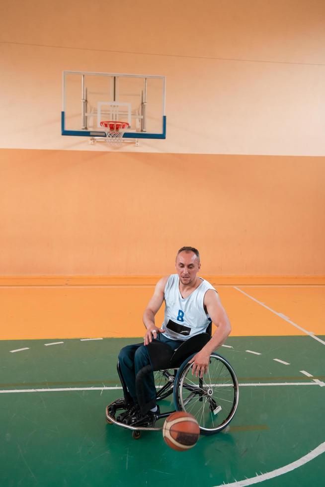 una foto de un veterano de guerra jugando baloncesto en un estadio deportivo moderno. el concepto de deporte para personas con discapacidad