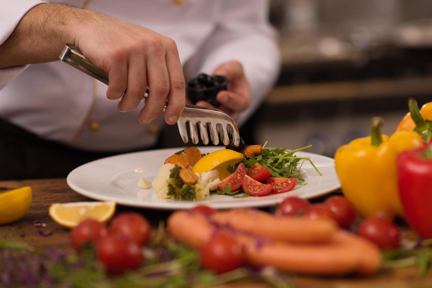 chef serving vegetable salad photo