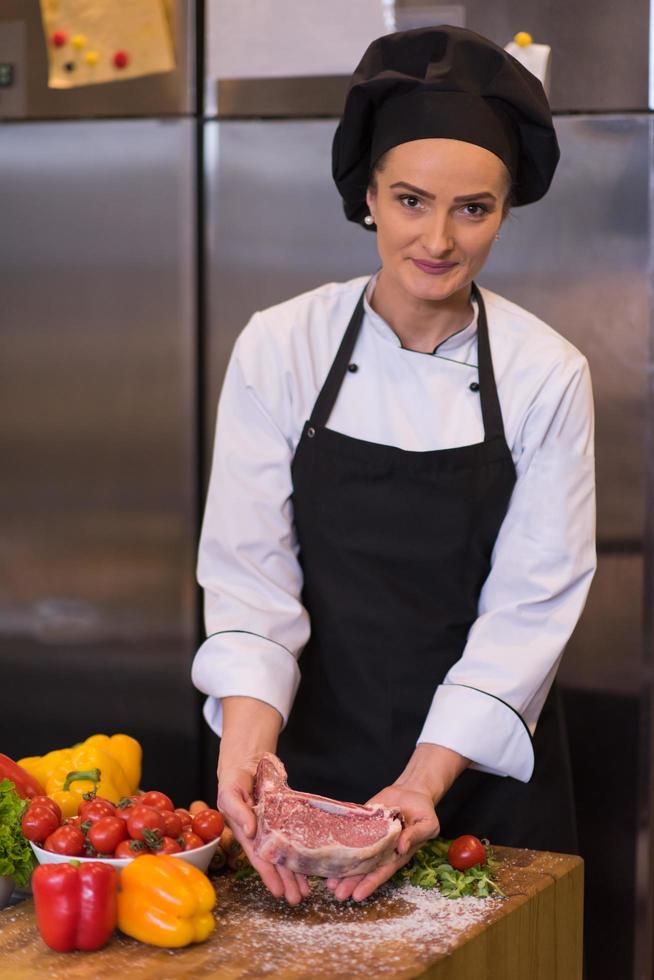 chef sosteniendo una jugosa rebanada de bistec crudo foto