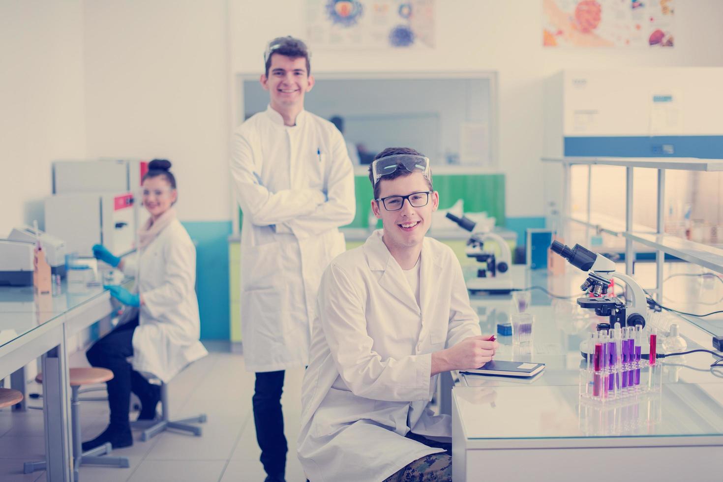 grupo de jóvenes estudiantes de medicina investigando foto