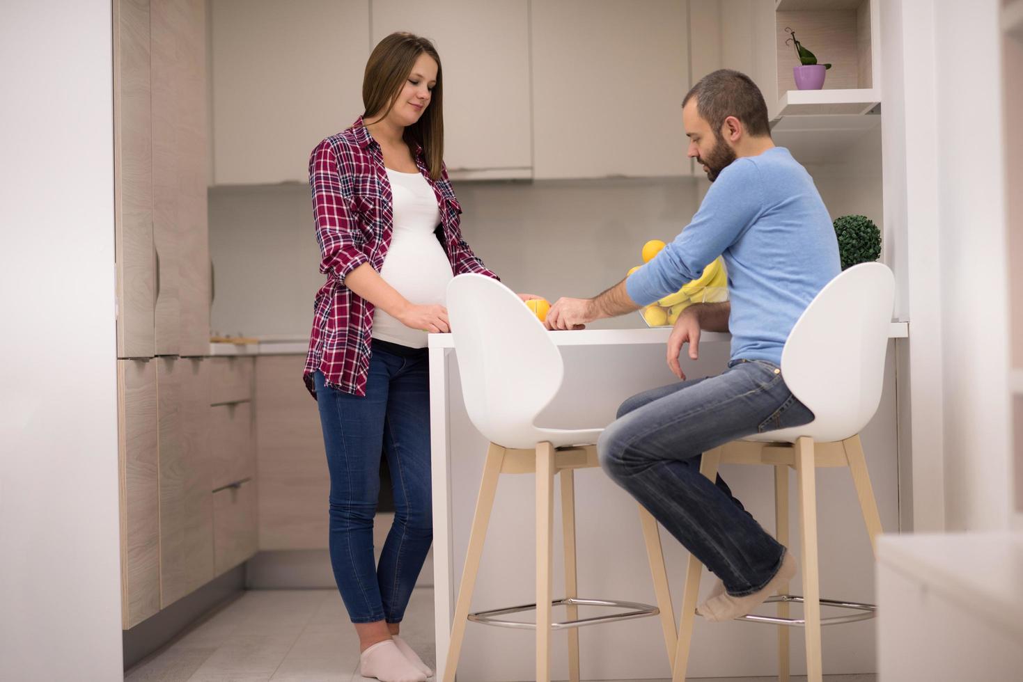 pareja cocinando comida fruta jugo de limón en la cocina foto