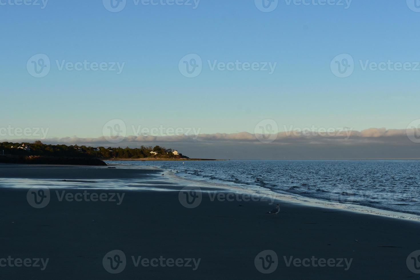 los cielos se oscurecen mientras las olas siguen moviéndose foto