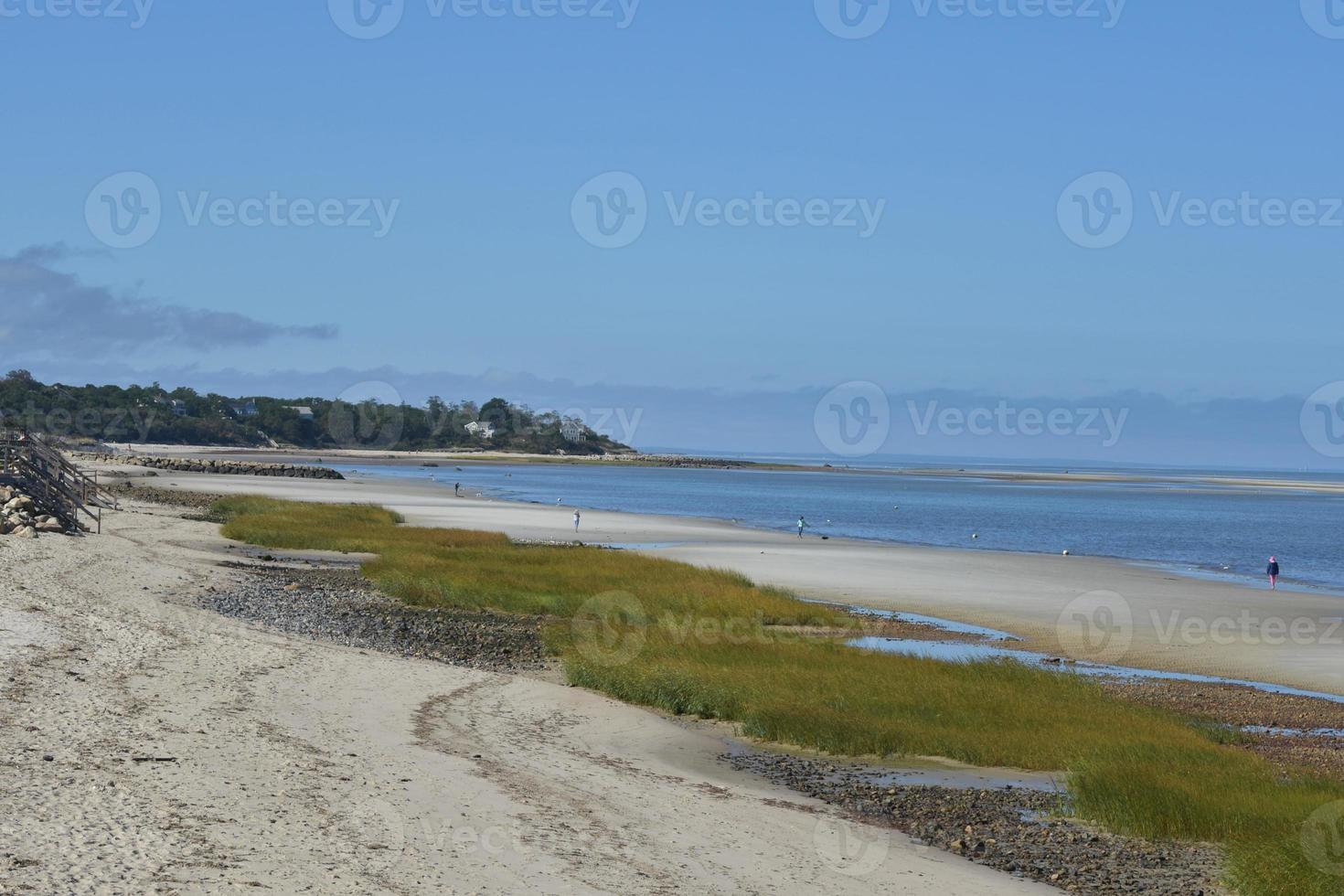 larga playa de arena frente a la costa de cape cod foto