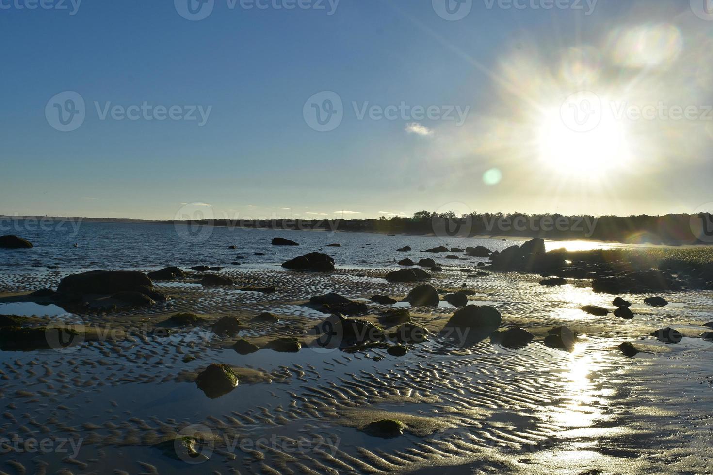 impresionante foto del sol brillante reflejándose en el agua