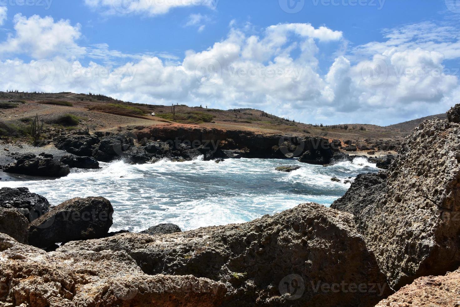 hermosa vista de la costa rocosa de aruba foto